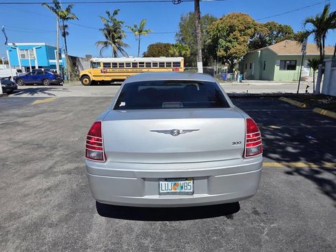 Used 2005 Chrysler 300 RWD image 7