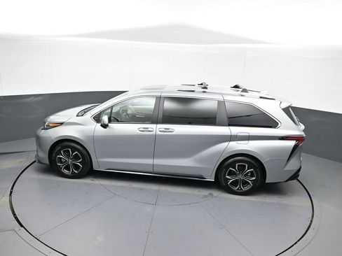 Certified 2025 Toyota Sienna Platinum image 44