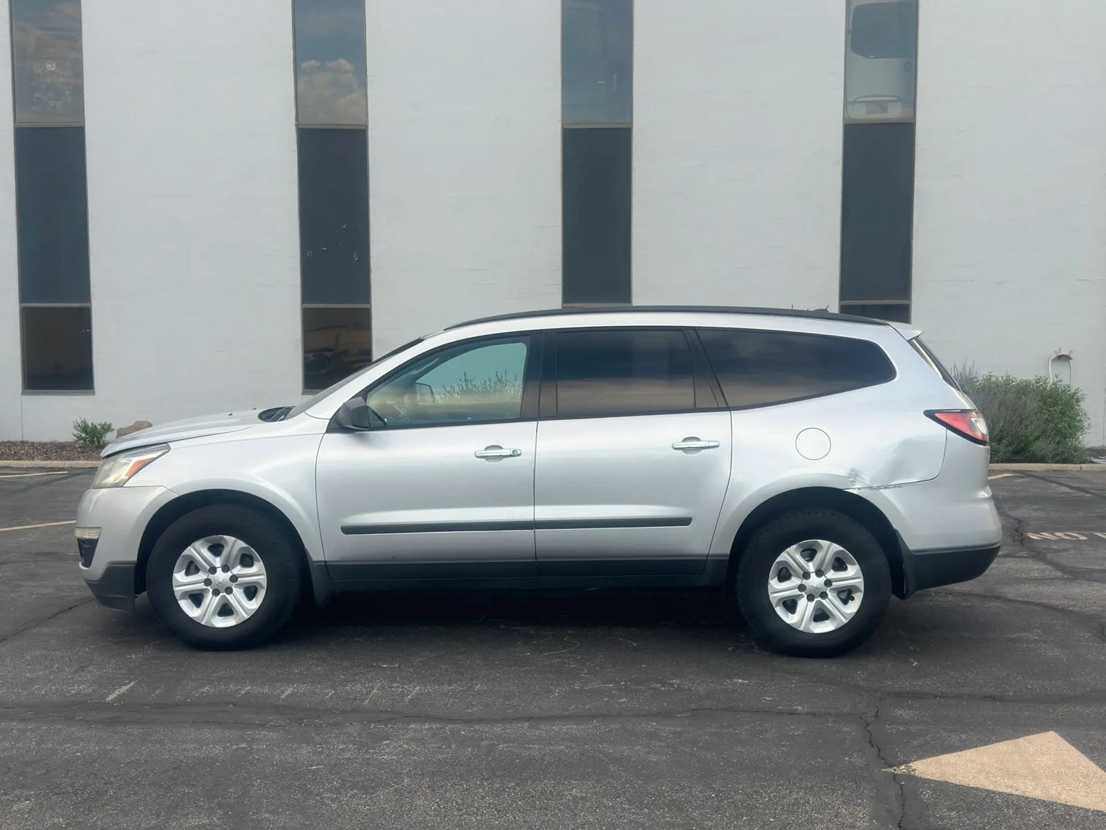Used 2015 Chevrolet Traverse LS FWD image 2