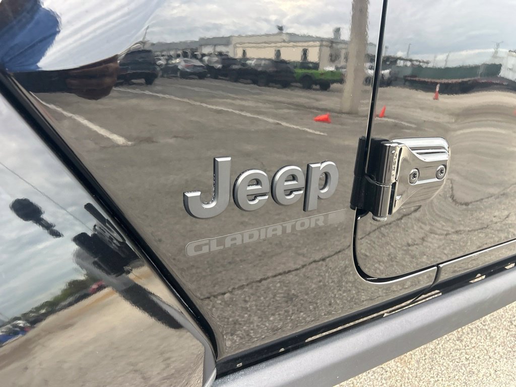 Used 2025 Jeep Gladiator Sport AWD/4WD image 18