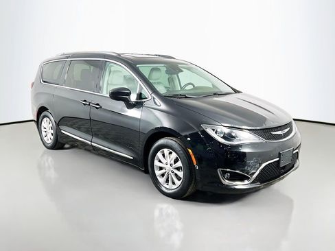 Used 2019 Chrysler Pacifica Touring-L w/ Advanced Safetytec Group image 3