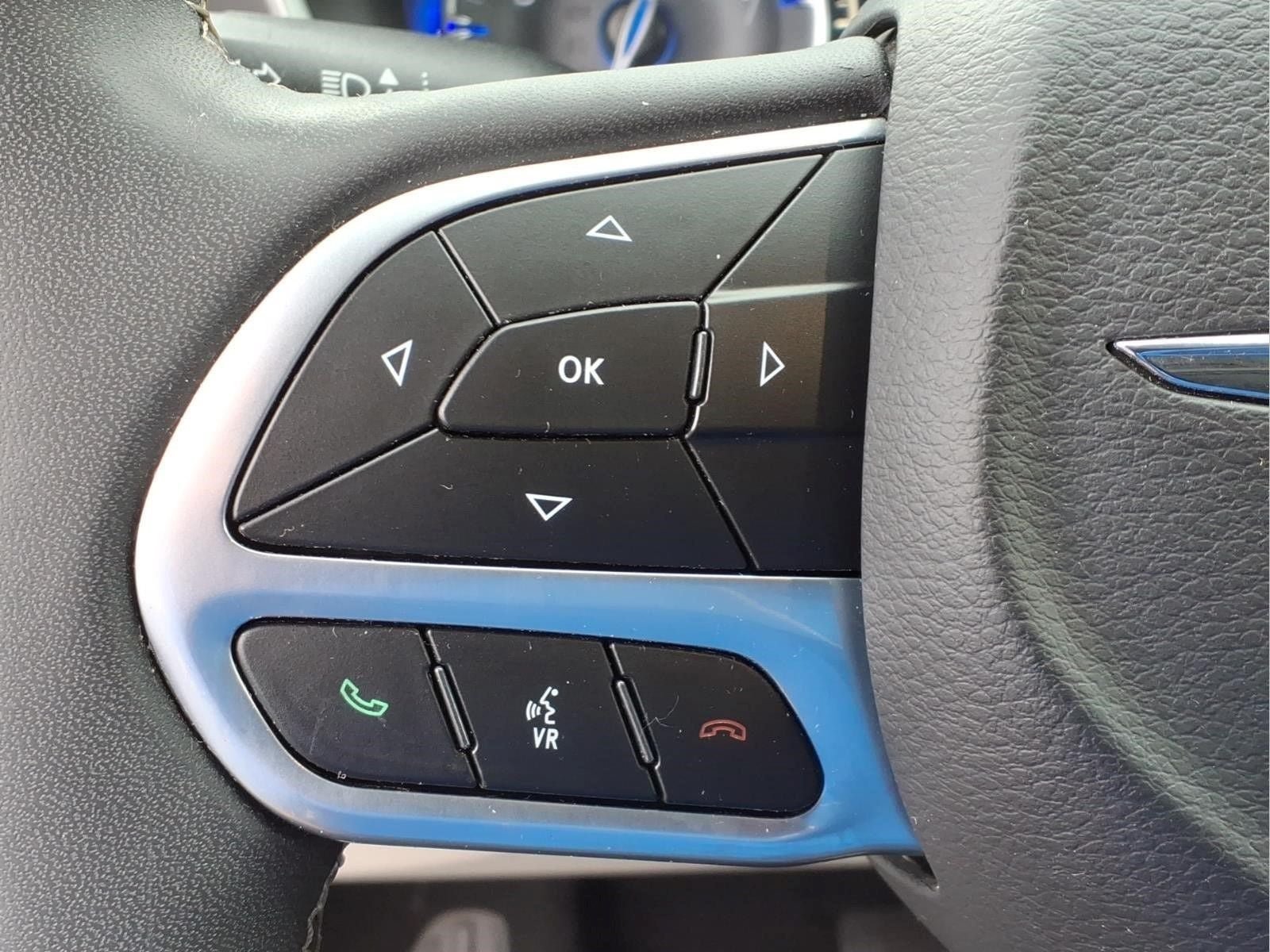 Used 2023 Chrysler Pacifica Touring-L FWD image 12