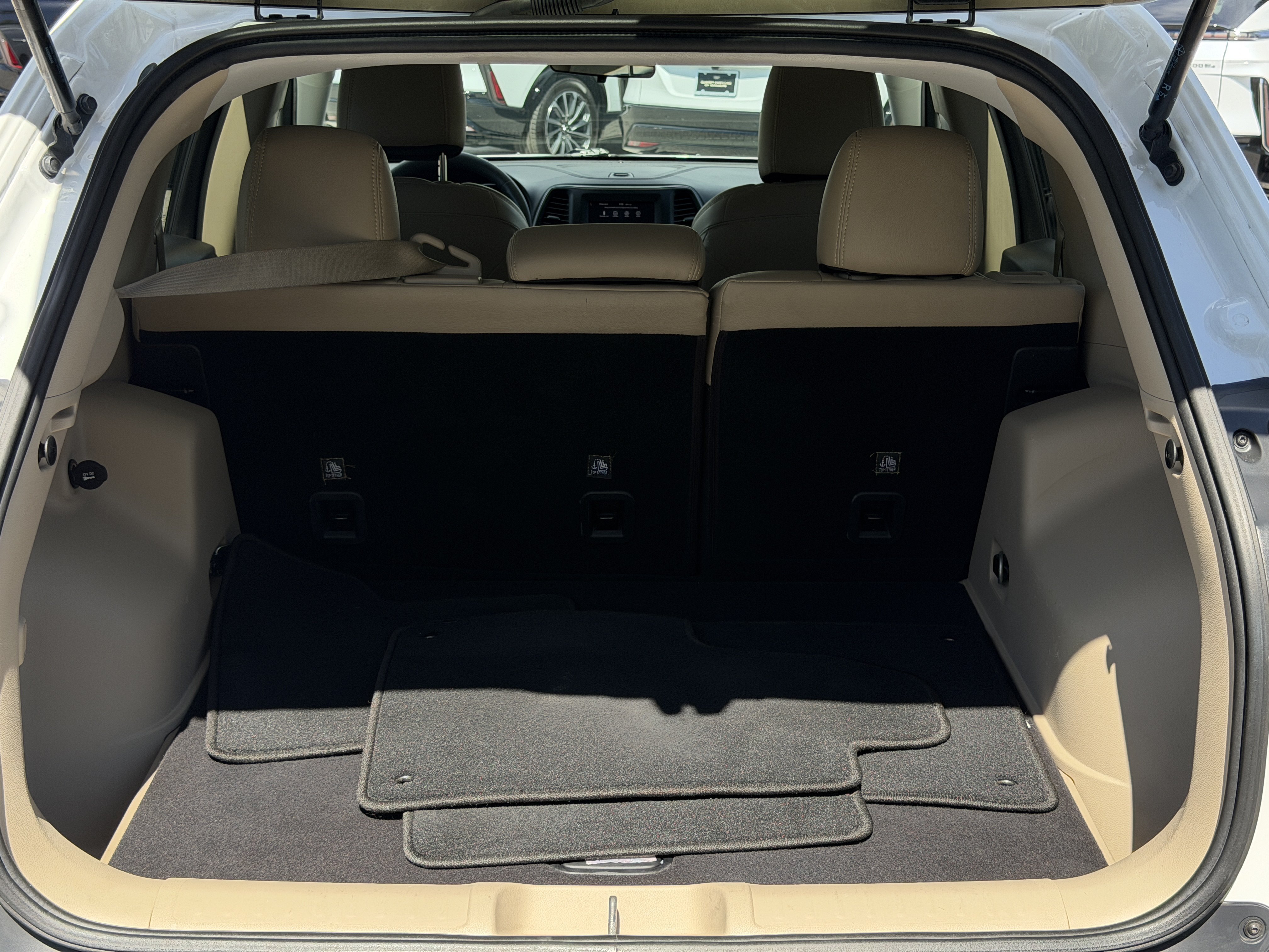 Used 2020 Jeep Cherokee Latitude FWD image 11