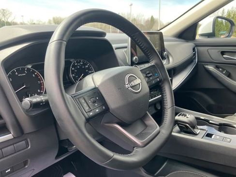 Used 2025 Nissan Rogue SV AWD/4WD image 4