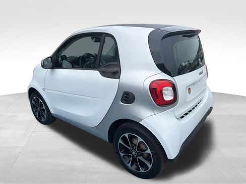 Used 2016 smart fortwo passion RWD image 3