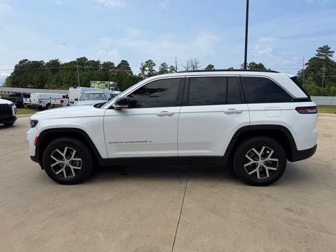 Used 2024 Jeep Grand Cherokee Limited AWD/4WD image 2