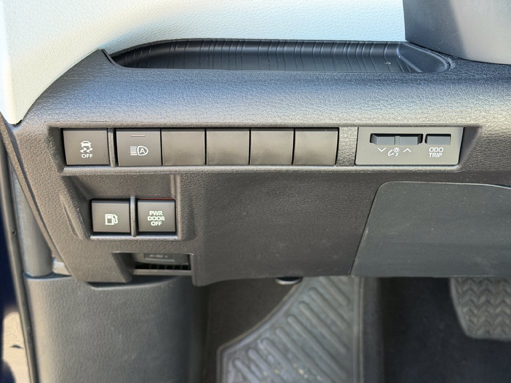 Used 2026 Toyota Sienna XLE FWD image 11