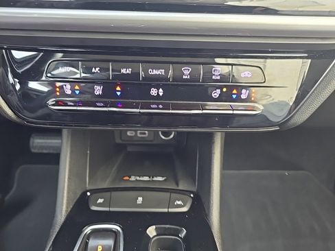 Used 2022 Chevrolet Bolt EUV LT w/ Convenience Package image 12