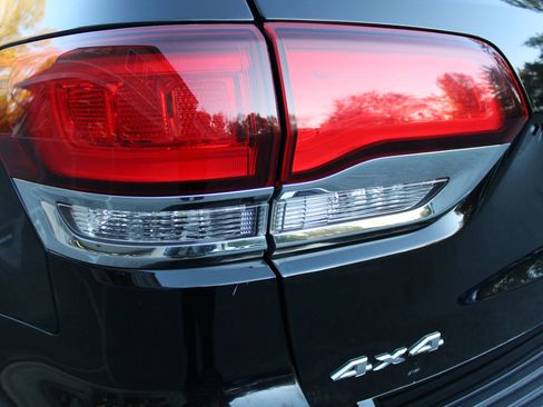 Used 2021 Jeep Grand Cherokee Limited w/ Luxury Group II image 25