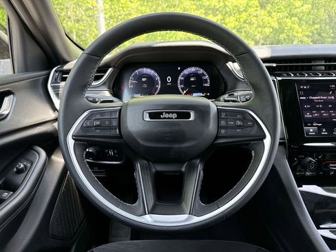 Used 2024 Jeep Grand Cherokee Altitude image 12