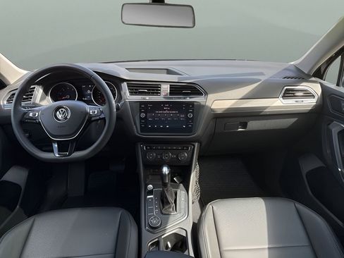 Used 2020 Volkswagen Tiguan SE w/ Panoramic Sunroof Package image 22