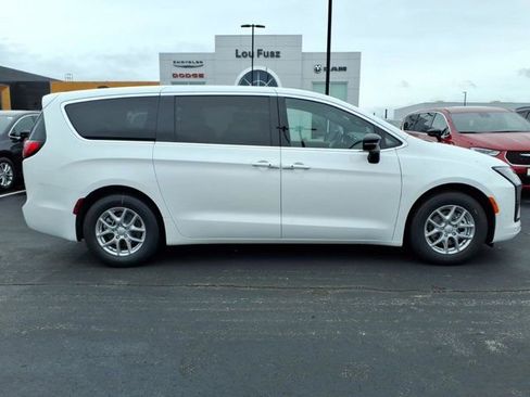 New 2027 Chrysler Pacifica Select FWD image 18