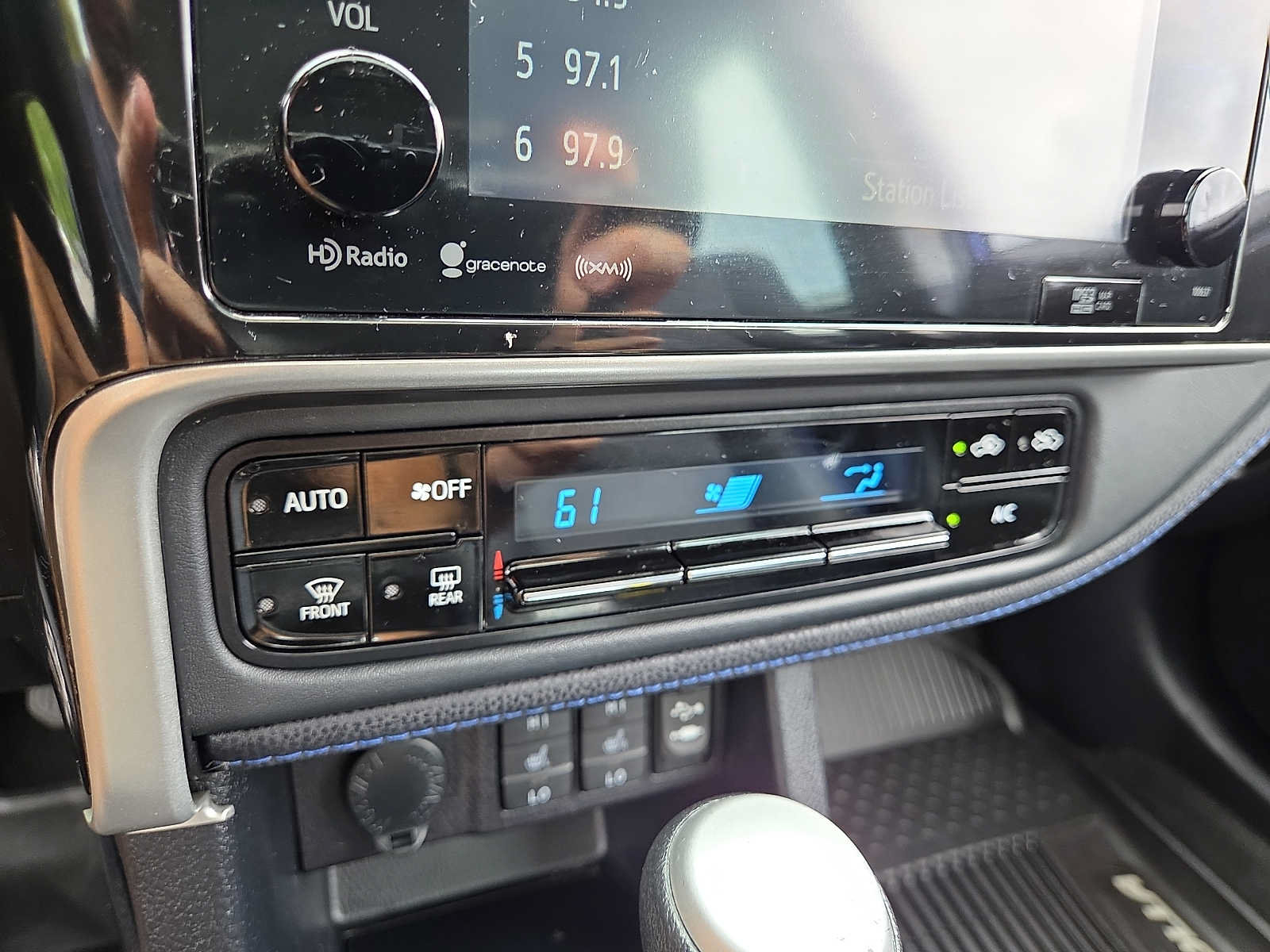 Used 2018 Toyota Corolla XSE FWD image 17