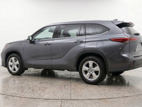 Used 2025 Toyota Highlander LE FWD image 6