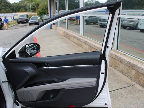 Used 2020 Toyota Camry LE image 19