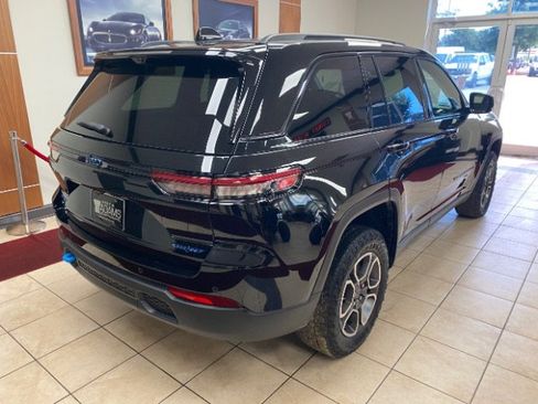 Used 2022 Jeep Grand Cherokee Trailhawk w/ Advanced Protech Group II AWD/4WD image 6