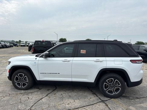 Used 2022 Jeep Grand Cherokee Trailhawk AWD/4WD image 9