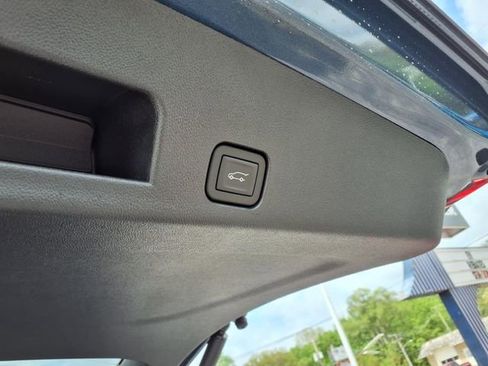 New 2025 Chevrolet Traverse LT w/ Sun and Wheel Package FWD image 28