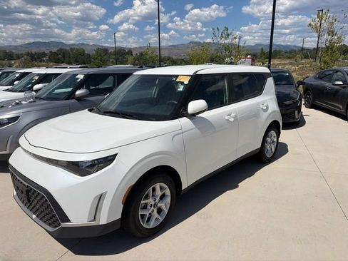 Certified 2025 Kia Soul LX w/ LX Technology Package FWD image 4