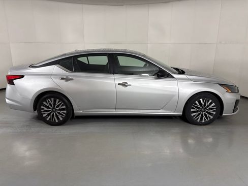 Used 2024 Nissan Altima 2.5 SV FWD image 9