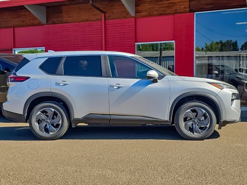 Used 2025 Nissan Rogue SV FWD image 2
