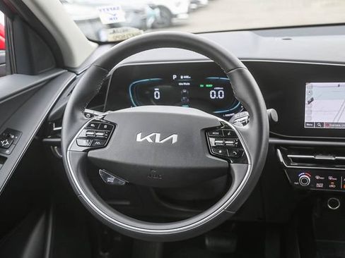 Certified 2025 Kia Niro EX FWD image 17