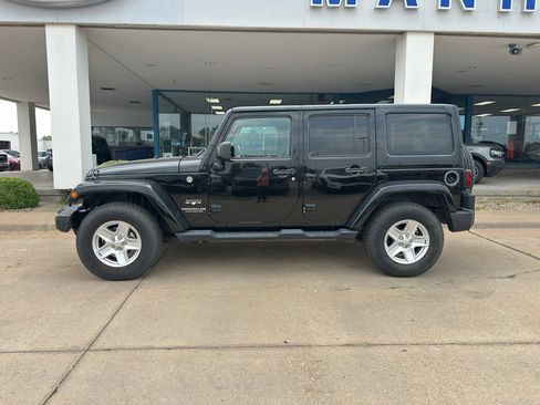 Used 2016 Jeep Wrangler Unlimited Sahara w/ Connectivity Group AWD/4WD image 8