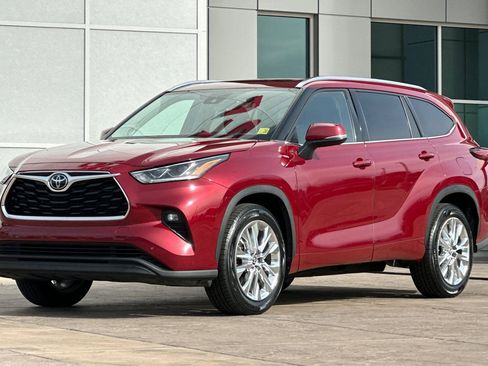 Used 2023 Toyota Highlander Limited image 8