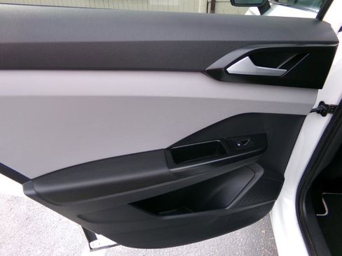 Used 2023 Volkswagen Taos SE image 33