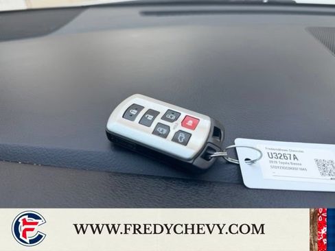 Used 2019 Toyota Sienna Limited Premium w/ Carpet Mat Package FWD image 25