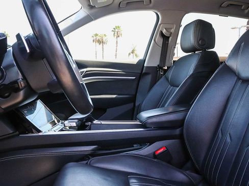 Used 2019 Audi e-tron Prestige w/ Prestige Package AWD/4WD image 28