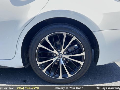 Used 2018 Toyota Camry SE w/ Moonroof Package FWD image 10