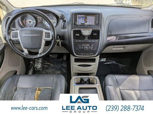 Used 2016 Chrysler Town & Country Touring image 13