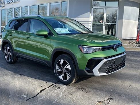 New 2026 Volkswagen Taos SE image 3