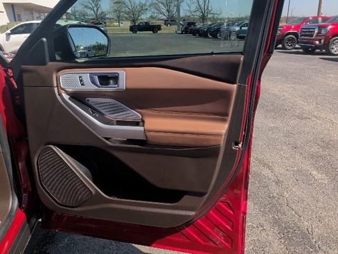 Used 2022 Ford Explorer King Ranch w/ Technology Package image 9