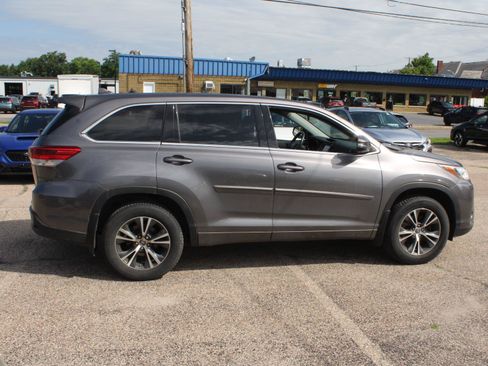 Used 2018 Toyota Highlander Plus AWD/4WD image 4