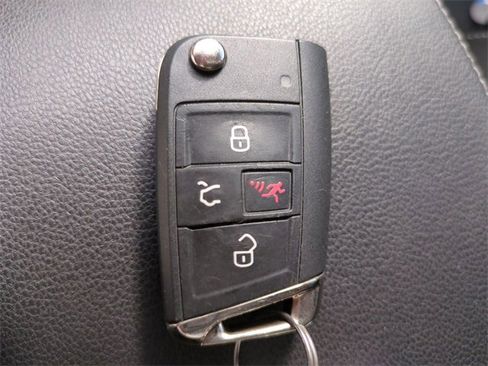 Used 2016 Volkswagen Golf Limited Edition image 37