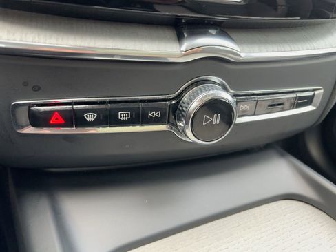 Certified 2025 Volvo XC60 B5 Plus image 18