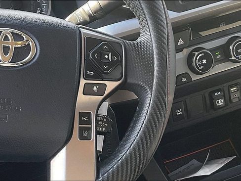 Used 2018 Toyota Tacoma SR5 RWD image 18