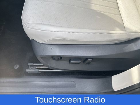 Used 2024 Volkswagen Tiguan SE image 9