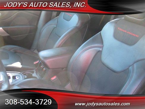 Used 2018 Jeep Cherokee Trailhawk image 5