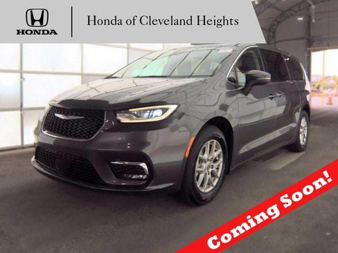 Used 2023 Chrysler Pacifica Touring-L FWD image 1