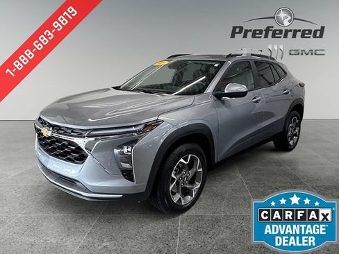 Used 2025 Chevrolet Trax LT FWD image 11
