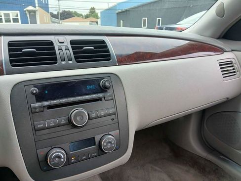 Used 2009 Buick Lucerne CXL w/ Driver Confidence Package FWD image 9