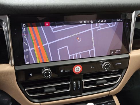 Certified 2026 Porsche Macan AWD/4WD image 21