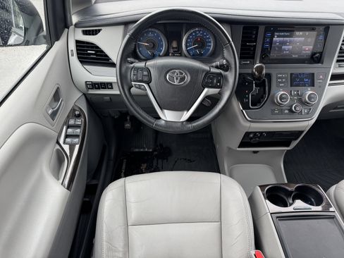Used 2017 Toyota Sienna XLE Premium image 16