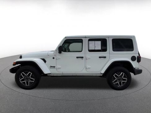 Used 2025 Jeep Wrangler Unlimited Sahara AWD/4WD image 9
