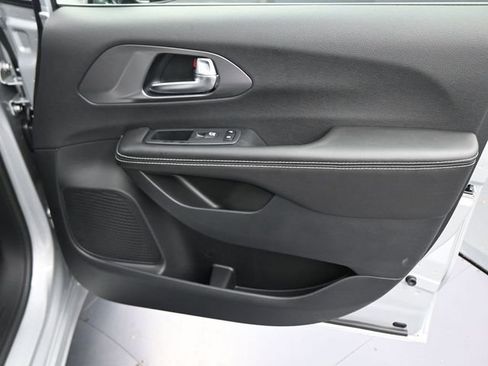 New 2026 Chrysler Pacifica Select image 21