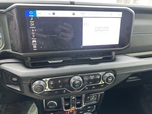 Used 2024 Jeep Wrangler Unlimited Rubicon 4xe image 11