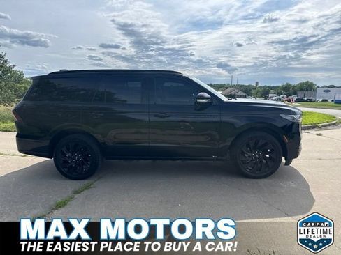 Used 2025 Lincoln Navigator Reserve w/ Jet Appearance Package AWD/4WD image 3